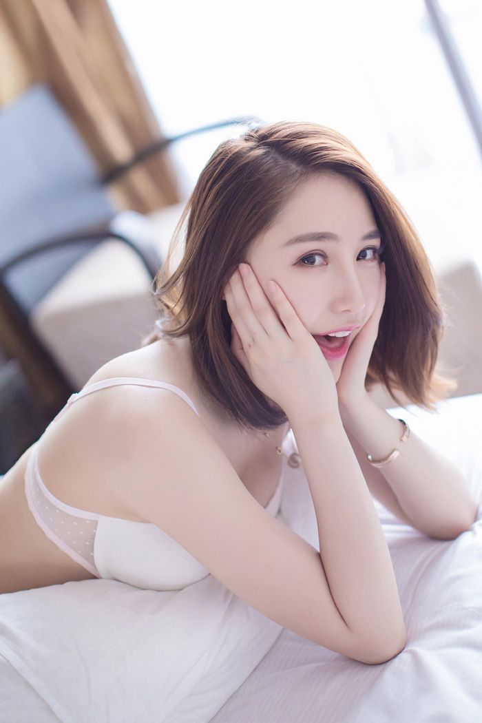 萌系少女刘奕宁Lynn酥胸覆白色情趣内衣模特壁纸图片图片