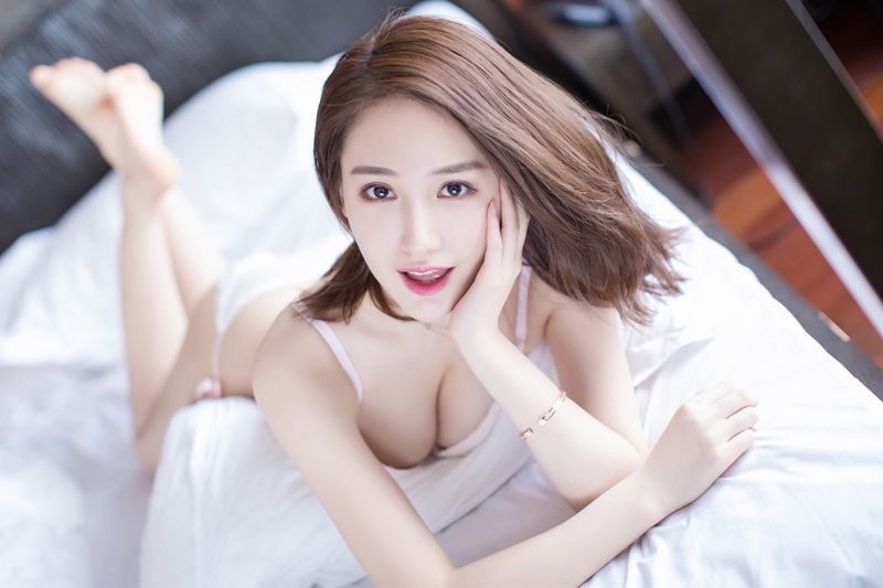 萌系少女刘奕宁Lynn酥胸覆白色情趣内衣模特壁纸图片图片