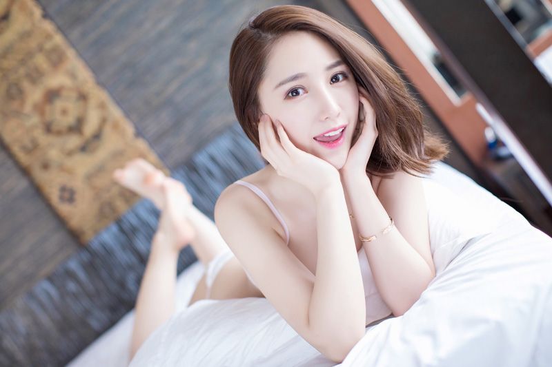 萌系少女刘奕宁Lynn酥胸覆白色情趣内衣模特壁纸图片图片