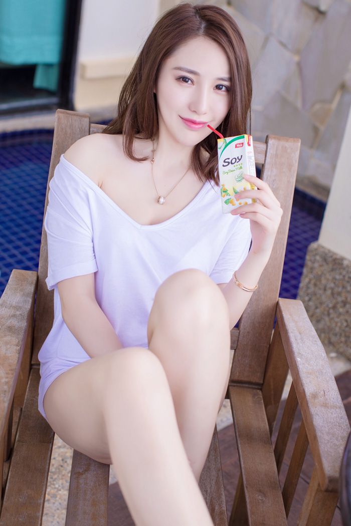 萌系少女刘奕宁Lynn酥胸覆白色情趣内衣模特壁纸图片图片