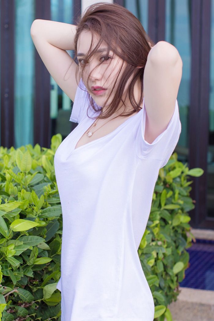 萌系少女刘奕宁Lynn酥胸覆白色情趣内衣模特壁纸图片图片
