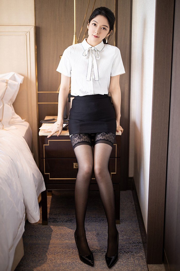 最流行性感丝袜气质耀眼女秘书小热巴黑丝高跟大显酥胸高清写真图片图片