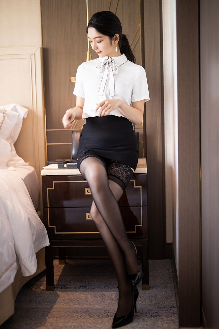 最流行性感丝袜气质耀眼女秘书小热巴黑丝高跟大显酥胸高清写真图片图片