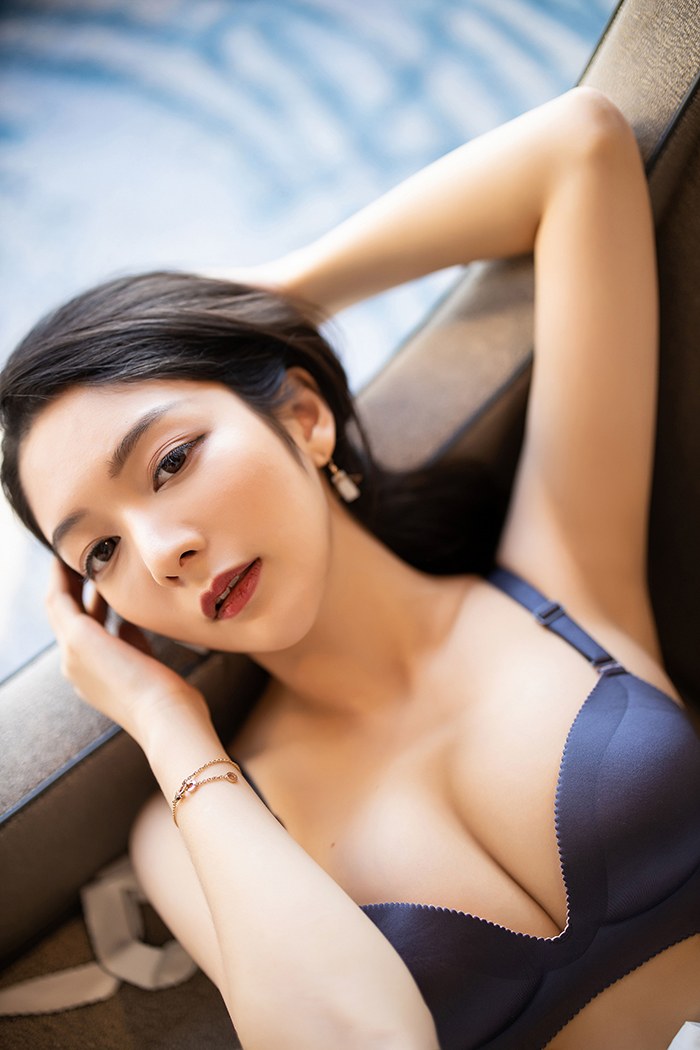 韩国第一美女火辣长发教师小热巴黑丝高跟嫩白身姿诱惑到极致内衣秀写真图片图片