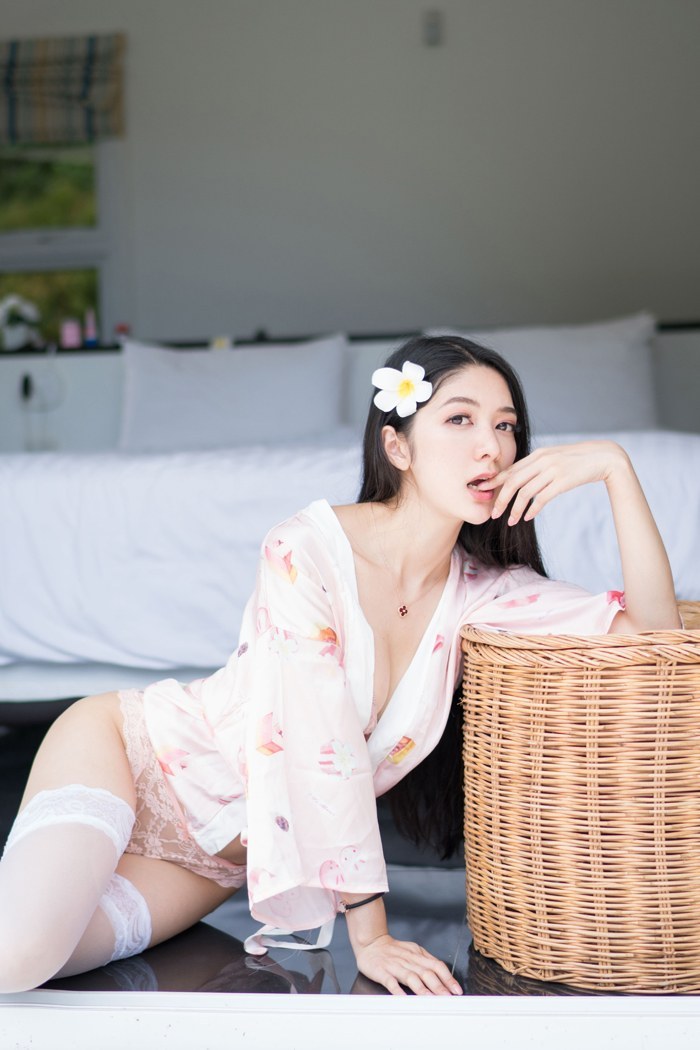 韩国第一美女火辣长发教师小热巴黑丝高跟嫩白身姿诱惑到极致内衣秀写真图片图片