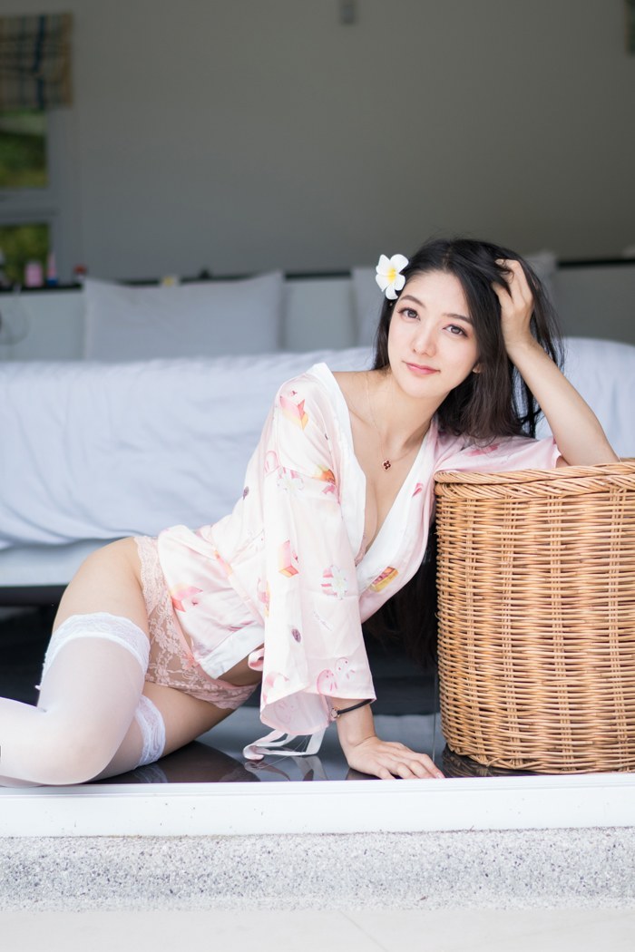 韩国第一美女火辣长发教师小热巴黑丝高跟嫩白身姿诱惑到极致内衣秀写真图片图片