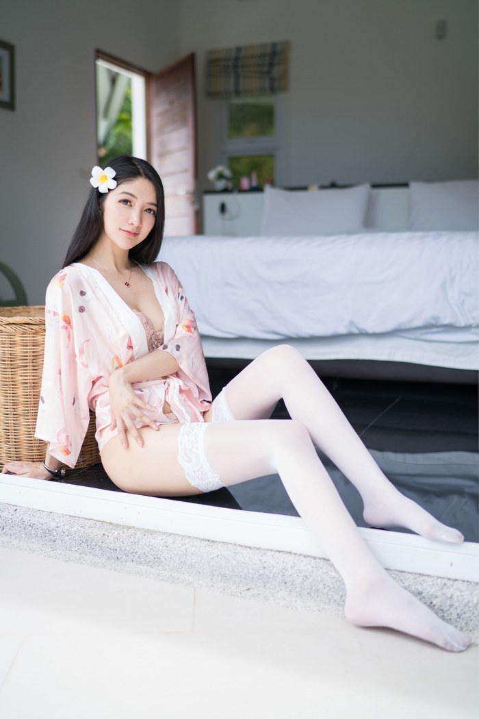 极品内地性感美女御姐小热巴美腿白皙臀翘身材好图片