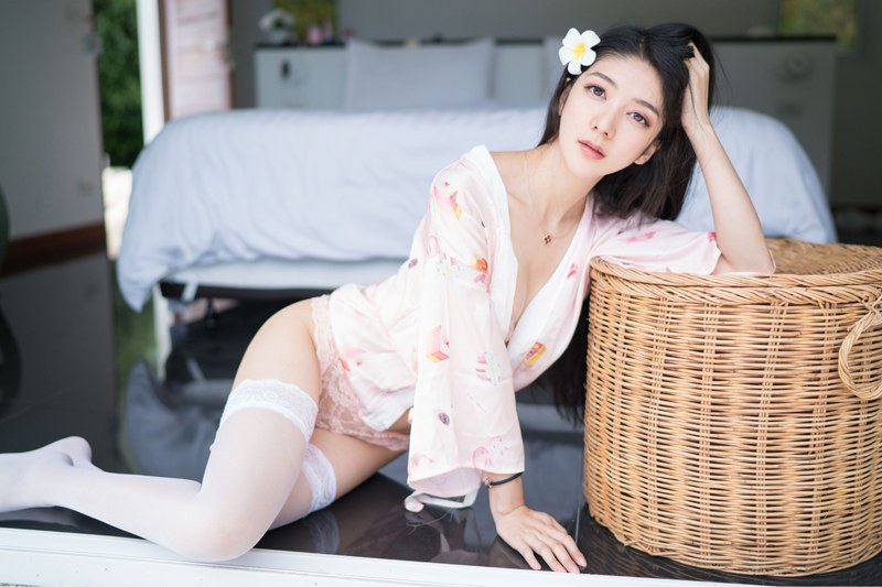 极品内地性感美女御姐小热巴美腿白皙臀翘身材好图片