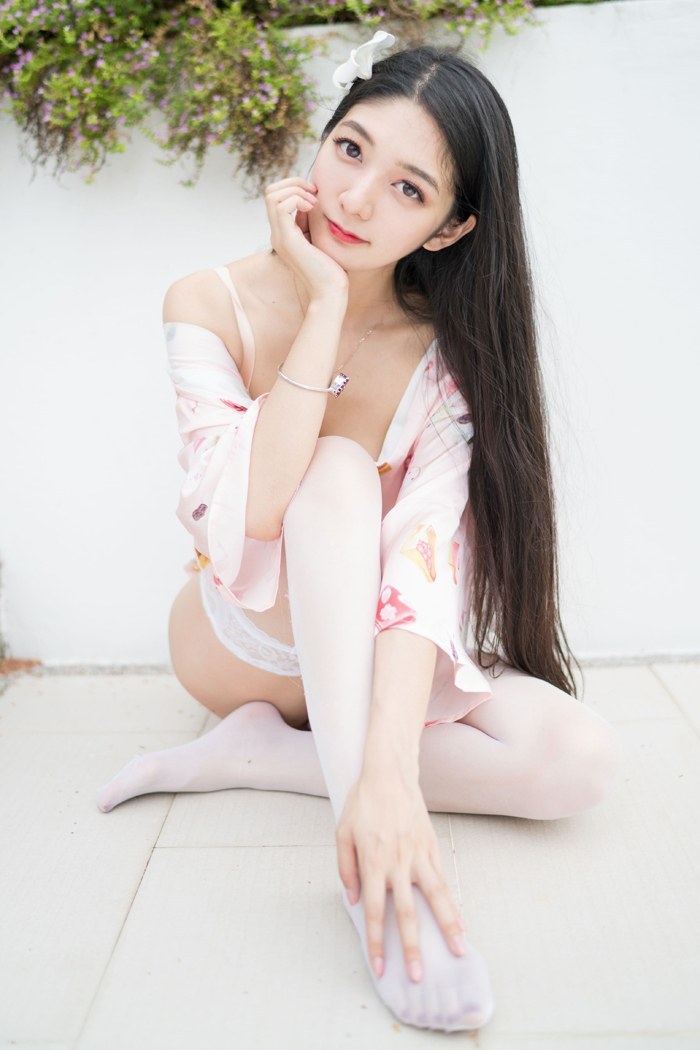 韩国第一美女火辣长发教师小热巴黑丝高跟嫩白身姿诱惑到极致内衣秀写真图片图片