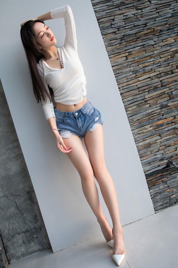 韩国第一美女火辣长发教师小热巴黑丝高跟嫩白身姿诱惑到极致内衣秀写真图片图片