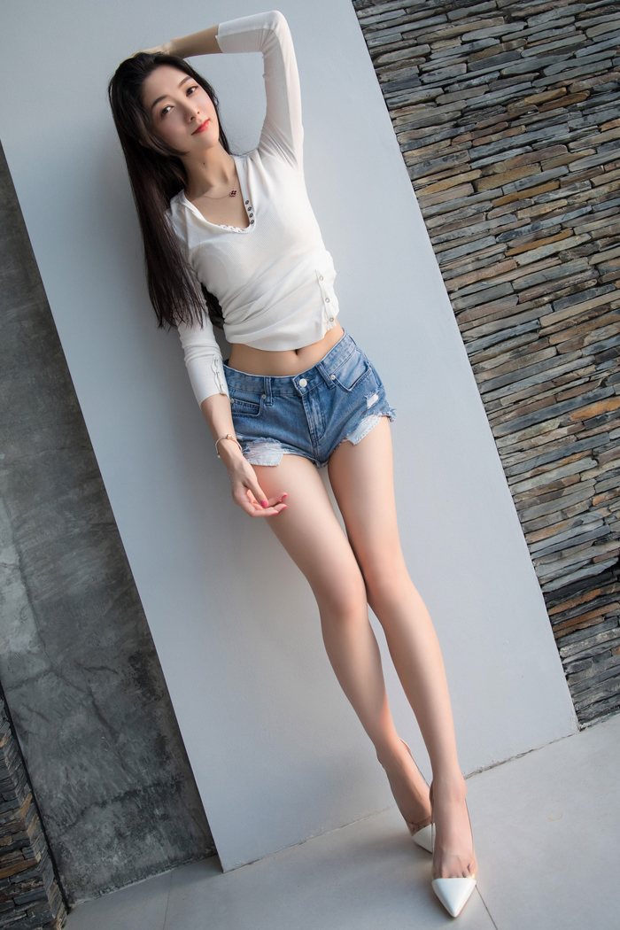 韩国第一美女火辣长发教师小热巴黑丝高跟嫩白身姿诱惑到极致内衣秀写真图片图片
