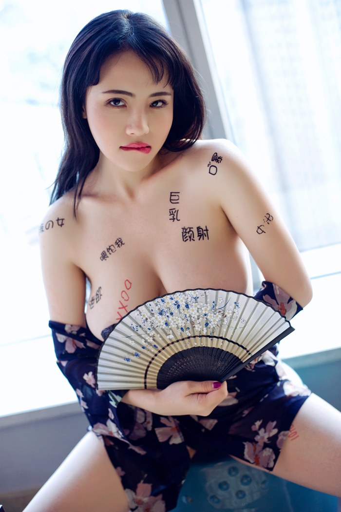 性感内地美女风韵人妻果儿一对浑圆大球十分吸睛写真图片图片