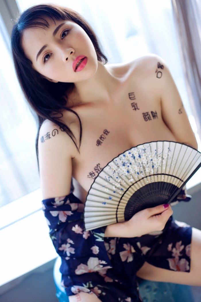 性感内地美女风韵人妻果儿一对浑圆大球十分吸睛写真图片图片