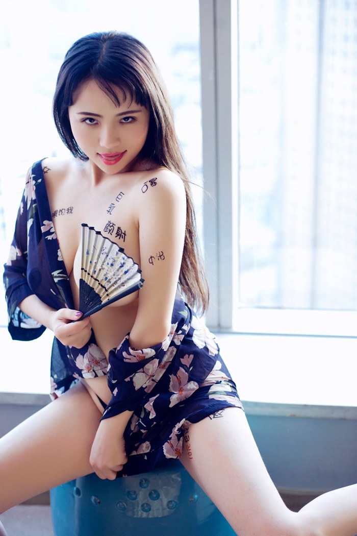 性感内地美女风韵人妻果儿一对浑圆大球十分吸睛写真图片图片