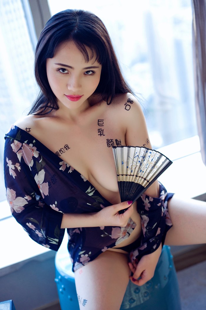 性感内地美女风韵人妻果儿一对浑圆大球十分吸睛写真图片图片