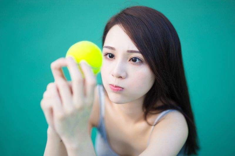 清纯网球美女俏皮写真手机壁纸下载_高清手机壁纸图片大全图片