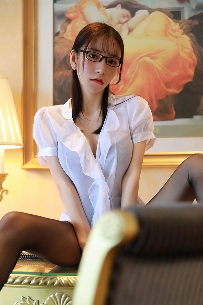 性感美女秘书袒胸露乳写真壁纸下载_高清手机壁纸图片大全图片