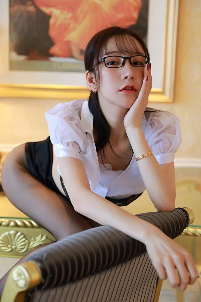 性感美女秘书袒胸露乳写真壁纸下载_高清手机壁纸图片大全图片