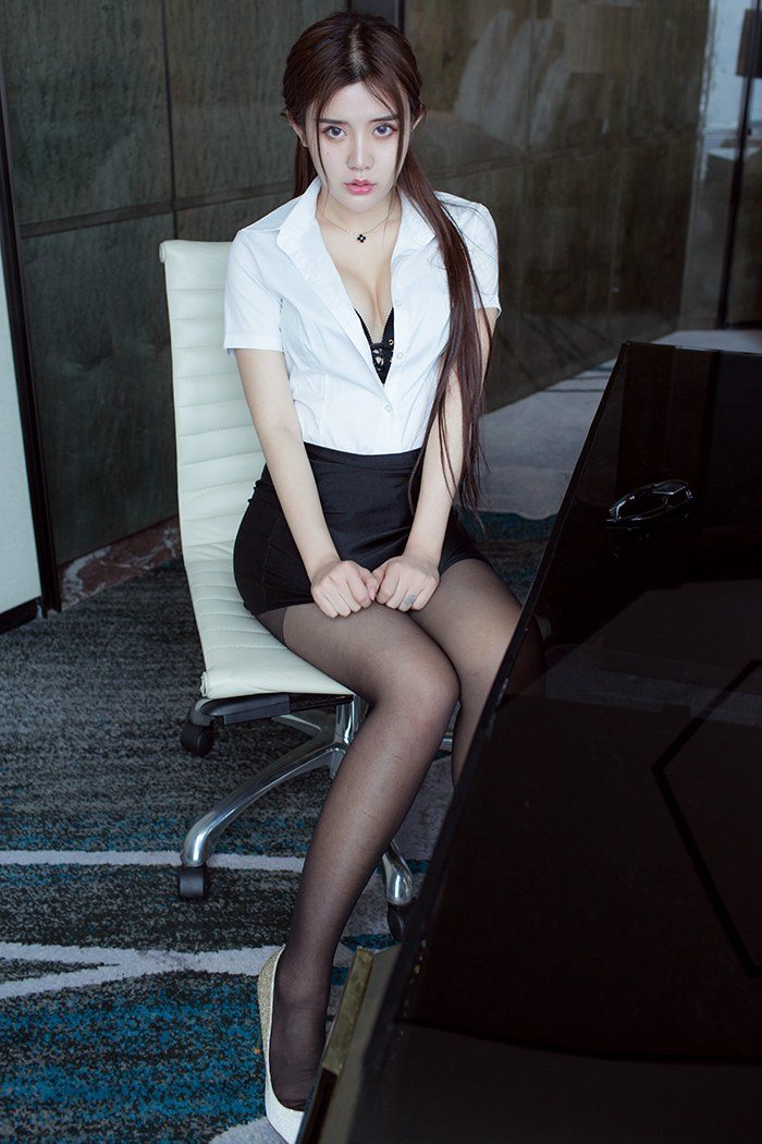 性感美女秘书袒胸露乳写真壁纸下载_高清手机壁纸图片大全图片