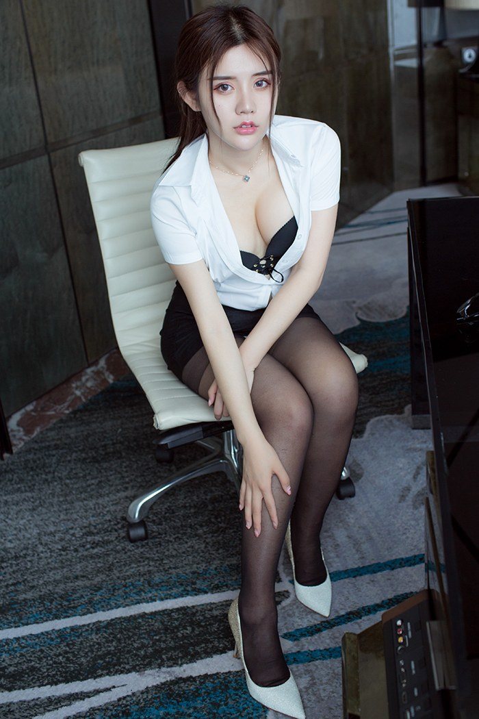 性感美女秘书袒胸露乳写真壁纸下载_高清手机壁纸图片大全图片