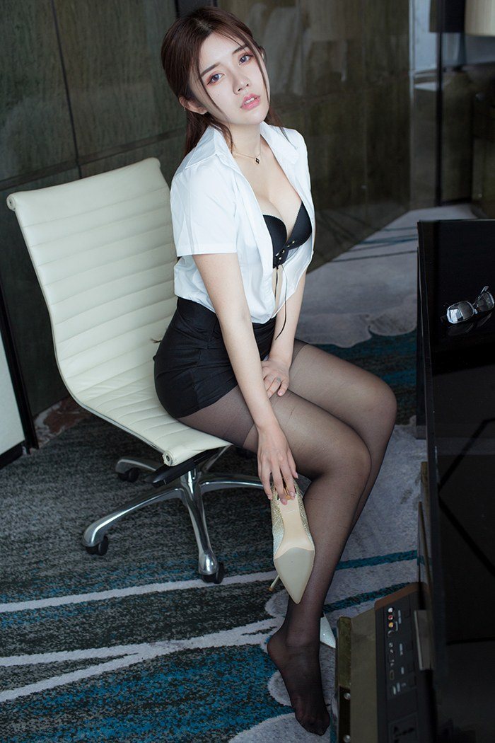 性感美女秘书袒胸露乳写真壁纸下载_高清手机壁纸图片大全图片