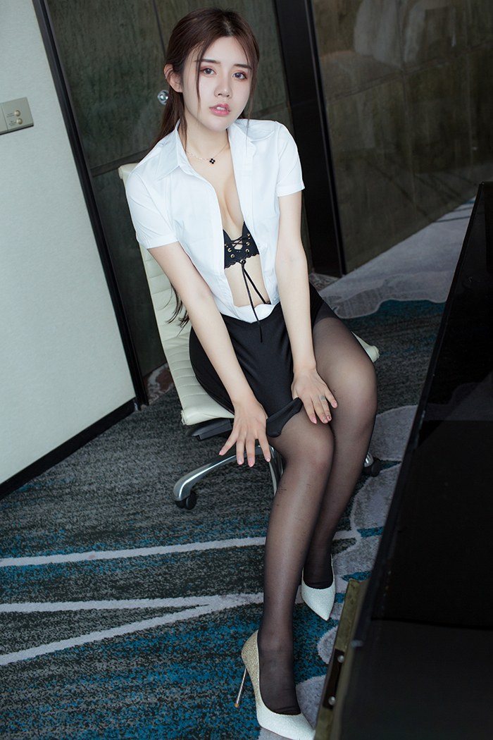 性感美女秘书袒胸露乳写真壁纸下载_高清手机壁纸图片大全图片
