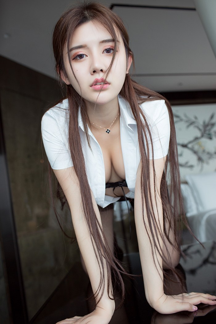 性感美女秘书袒胸露乳写真壁纸下载_高清手机壁纸图片大全图片