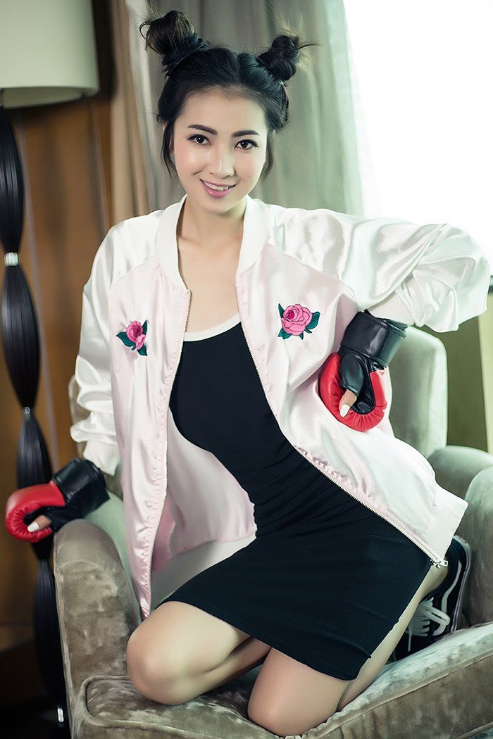 性感美女秘书袒胸露乳写真壁纸下载_高清手机壁纸图片大全图片