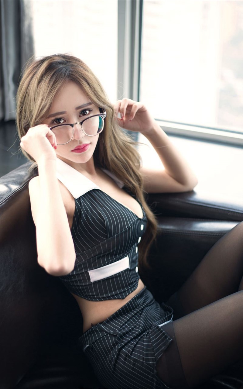 性感美女秘书袒胸露乳写真壁纸下载_高清手机壁纸图片大全图片