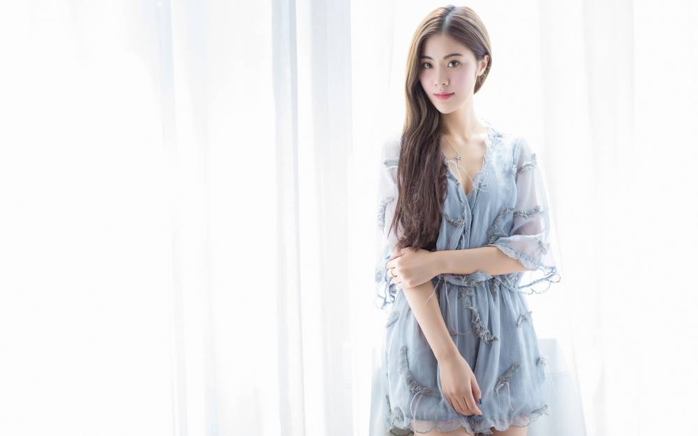 甜美大长腿性感美女床上写真桌面壁纸_高清桌面壁纸图片