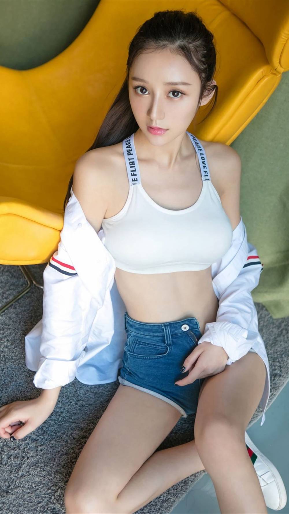 甜美大长腿性感美女床上写真桌面壁纸_高清桌面壁纸图片