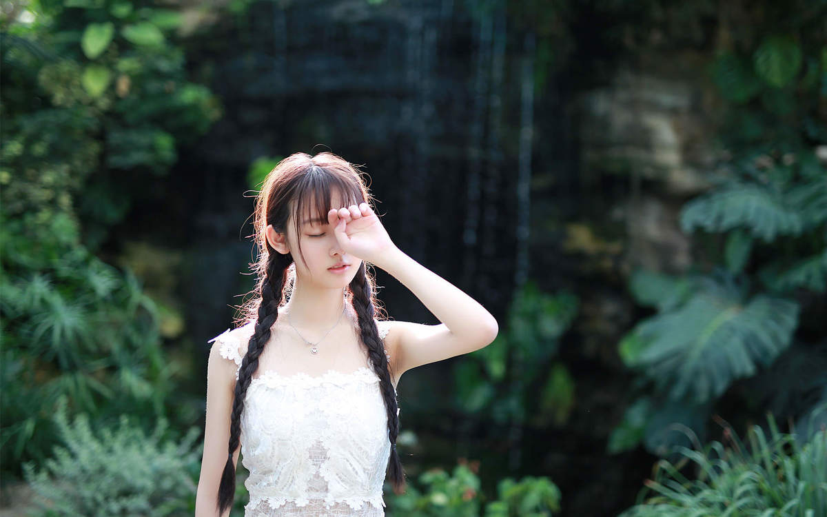 呆萌少女佳佳撩衣瞬间美胸暴露无遗萌系少女写真壁纸图片图片