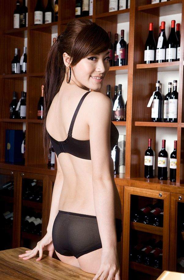 大连国际车展Model超赞胸围写真壁纸图片图片