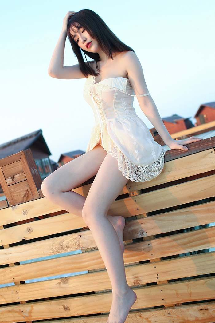 白色美女内衣展示尤物杨晨晨浴缸边卖弄风情撩人心魂写真壁纸图片