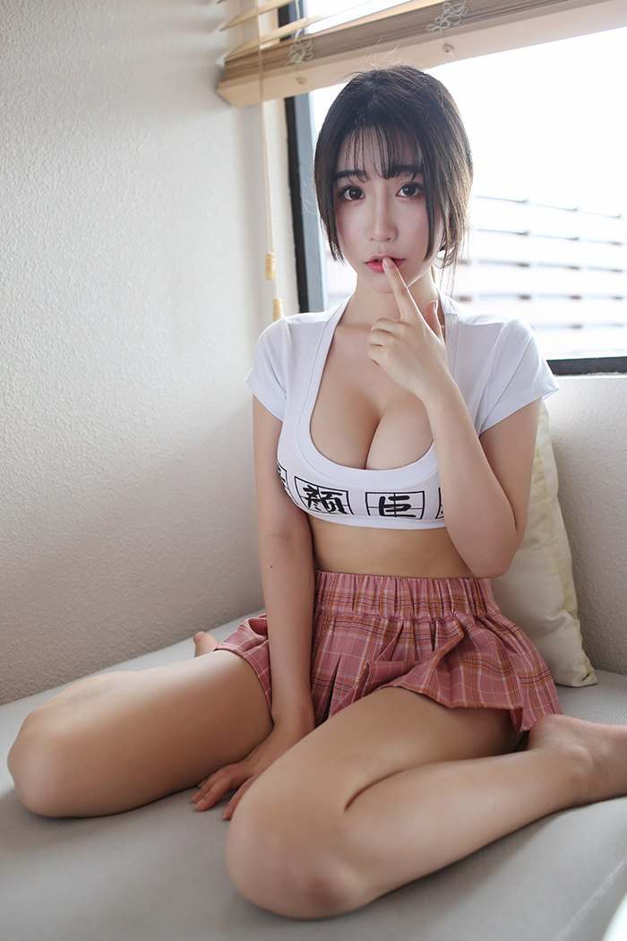风韵头条女神心妍丰乳肥臀燃起你的欲火性感内衣写真图片