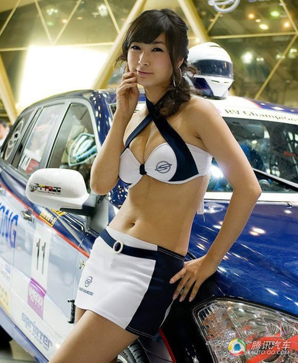 白色美女内衣展示尤物杨晨晨浴缸边卖弄风情撩人心魂写真壁纸图片