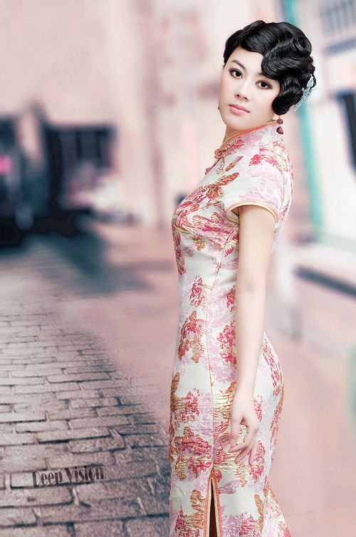超女陈怡演绎另类性感旗袍图片