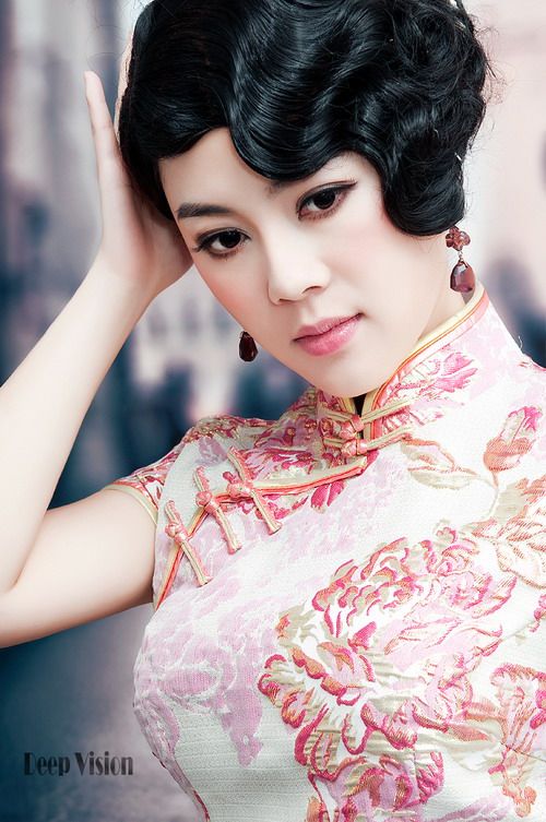 超女陈怡演绎另类性感旗袍图片