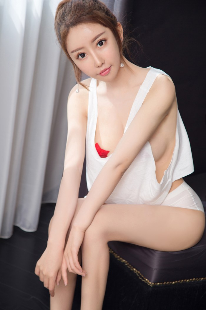 靓丽少女夏瑶如玉肌肤丰满酥胸迷人眼图片