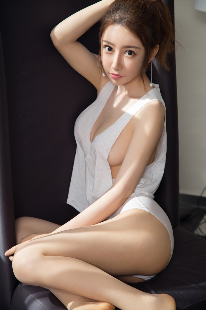 靓丽少女夏瑶如玉肌肤丰满酥胸迷人眼图片
