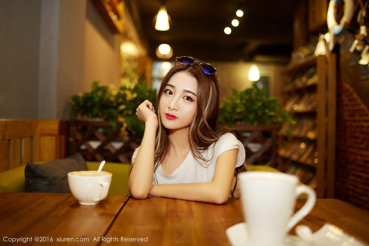 美女梁莹图片