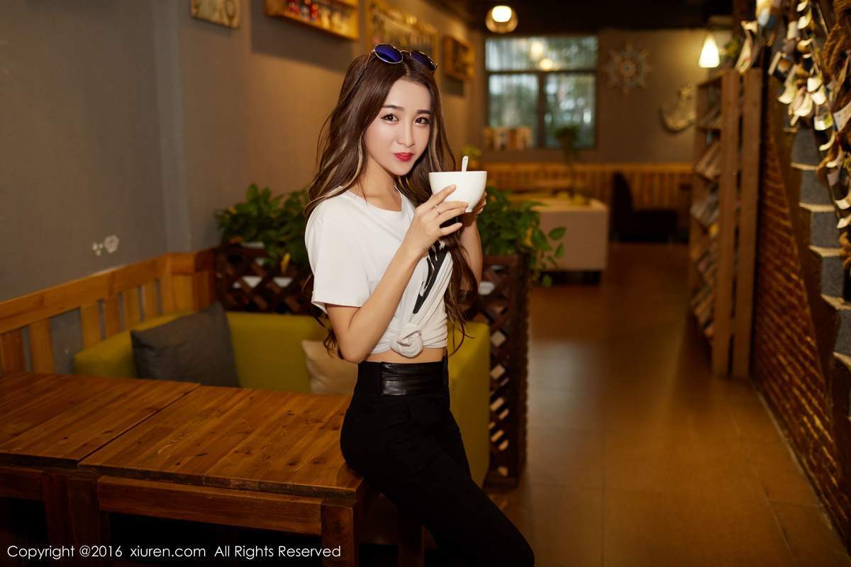 美女梁莹图片