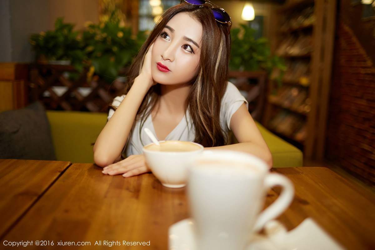美女梁莹图片