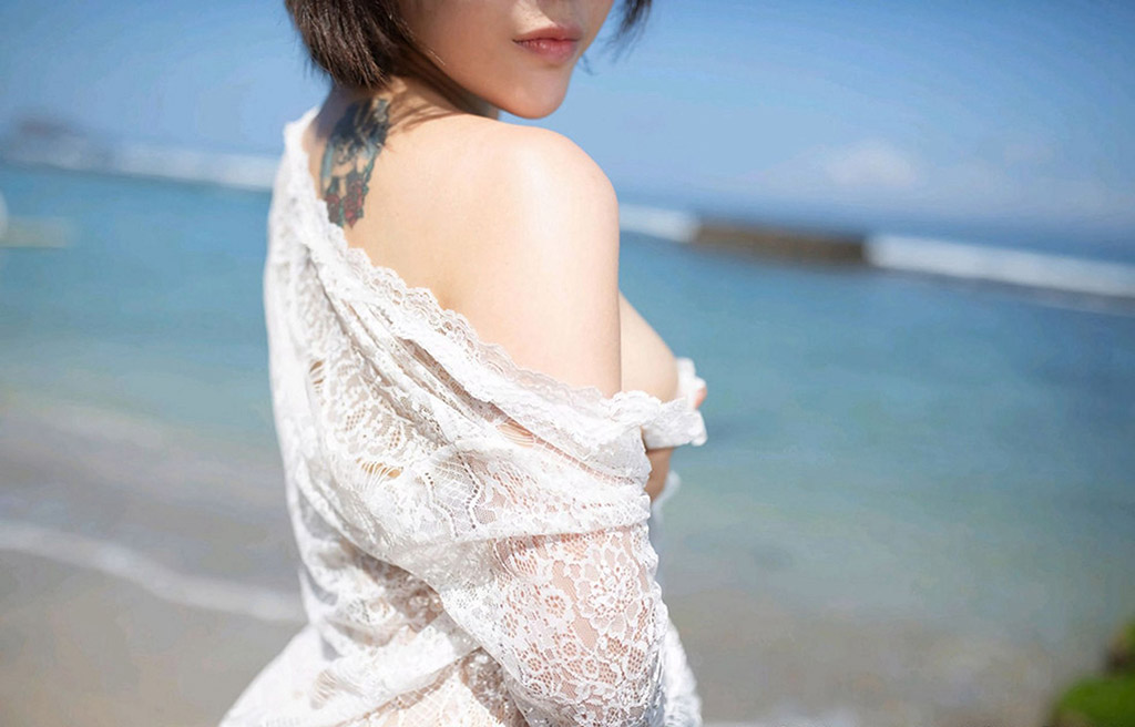 美女艾莉图片