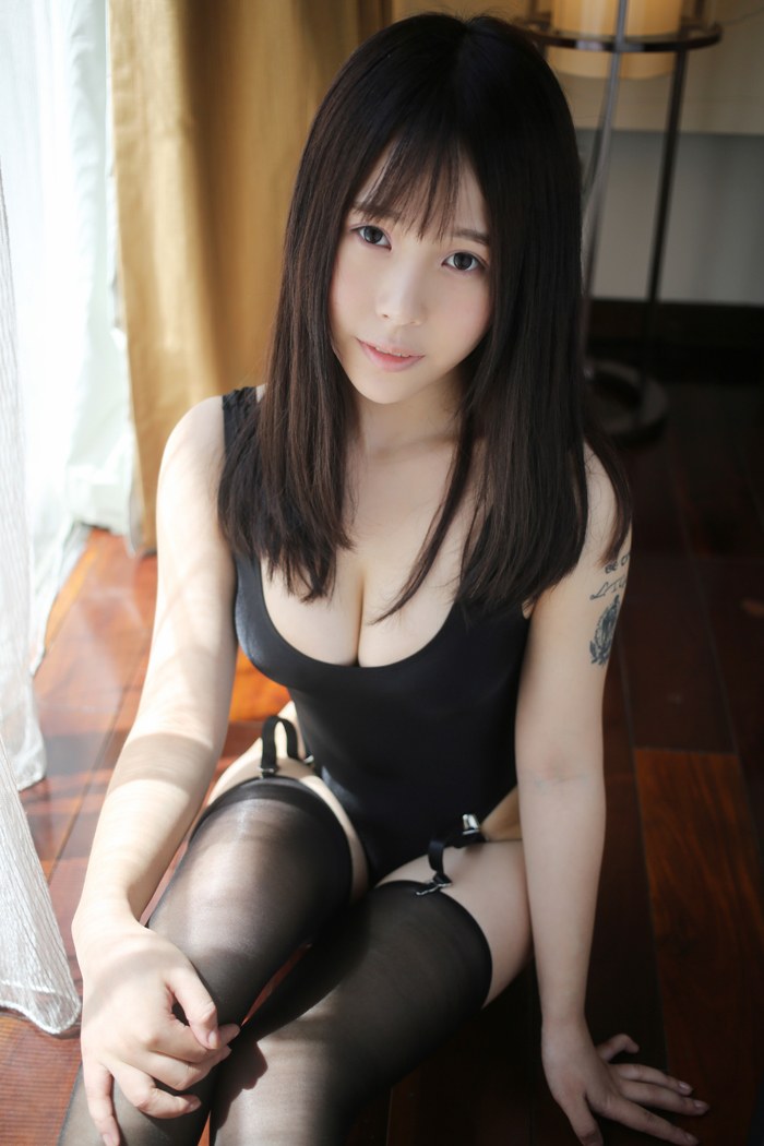 美女艾莉图片