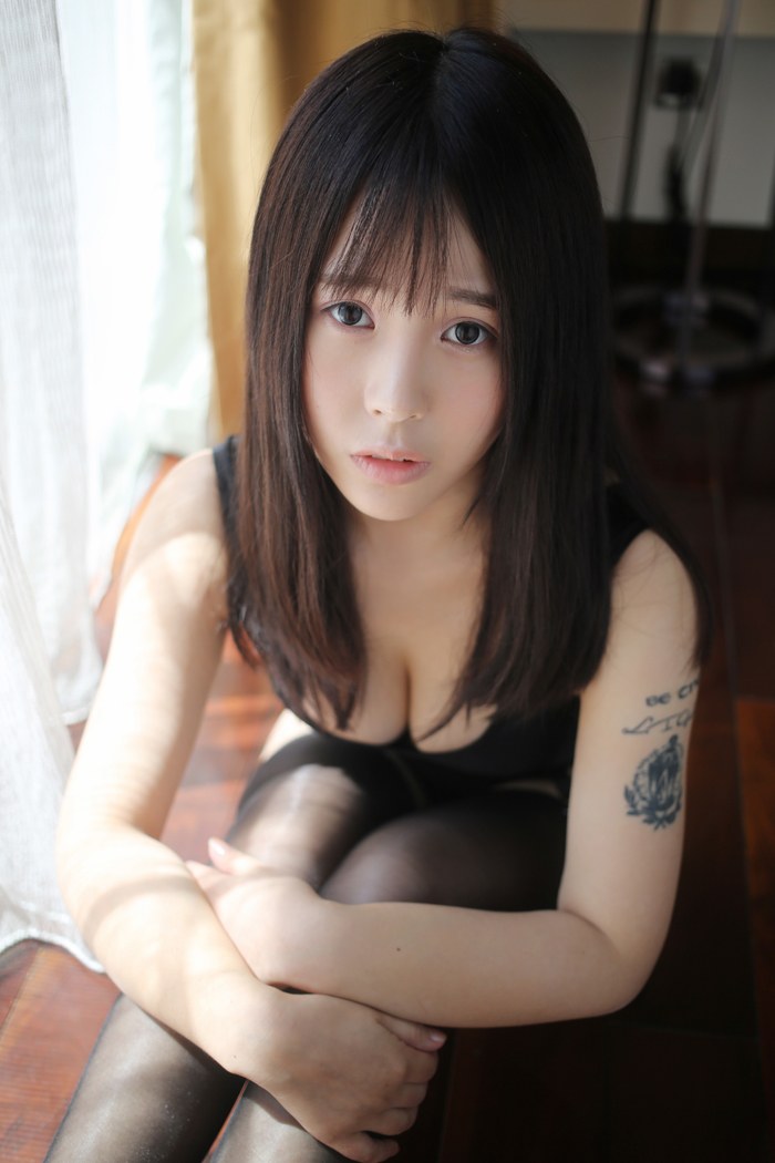 美女艾莉图片