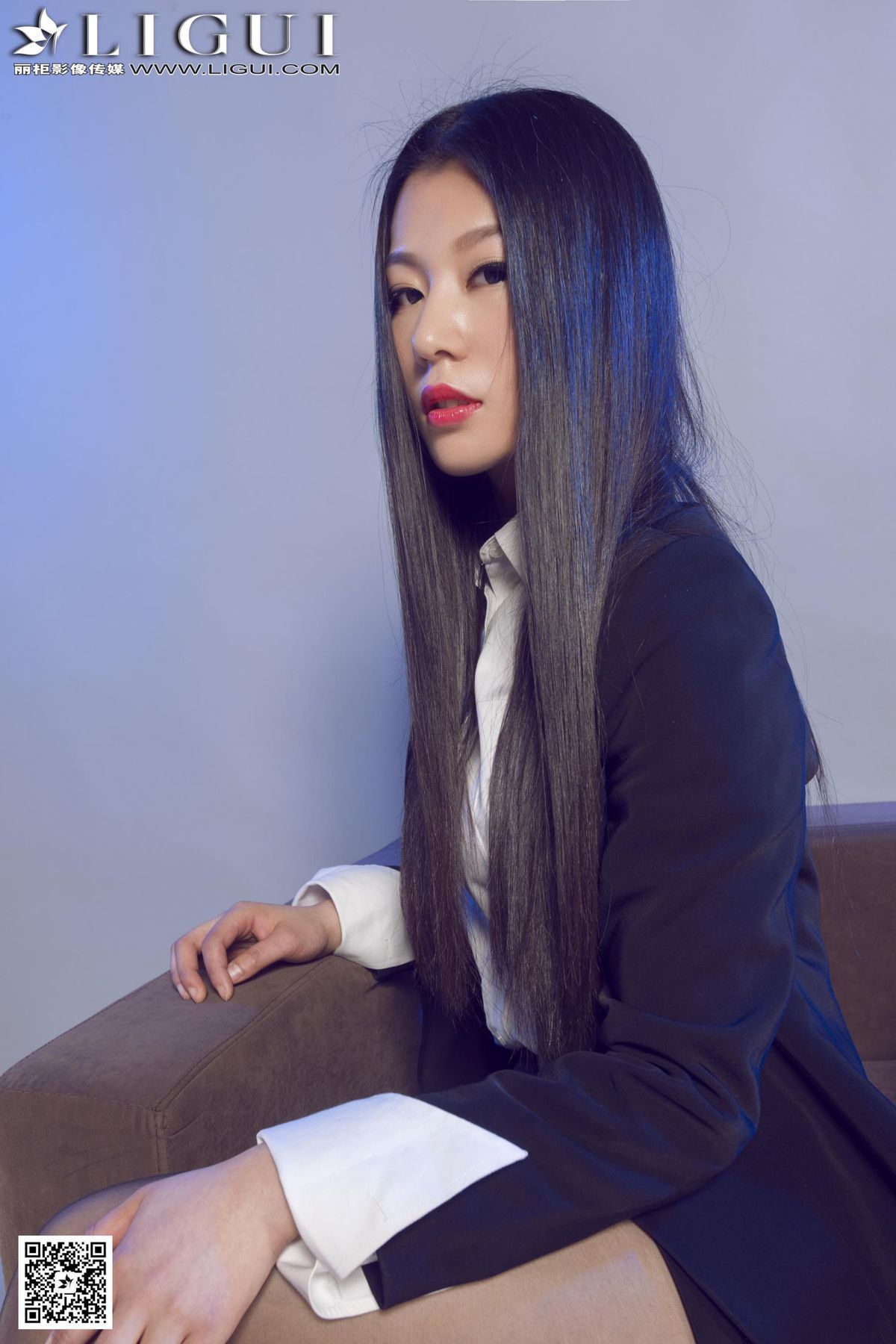 年轻漂亮美女佳怡蓝色妖姬网络丽人高清大长腿美女写真集图片