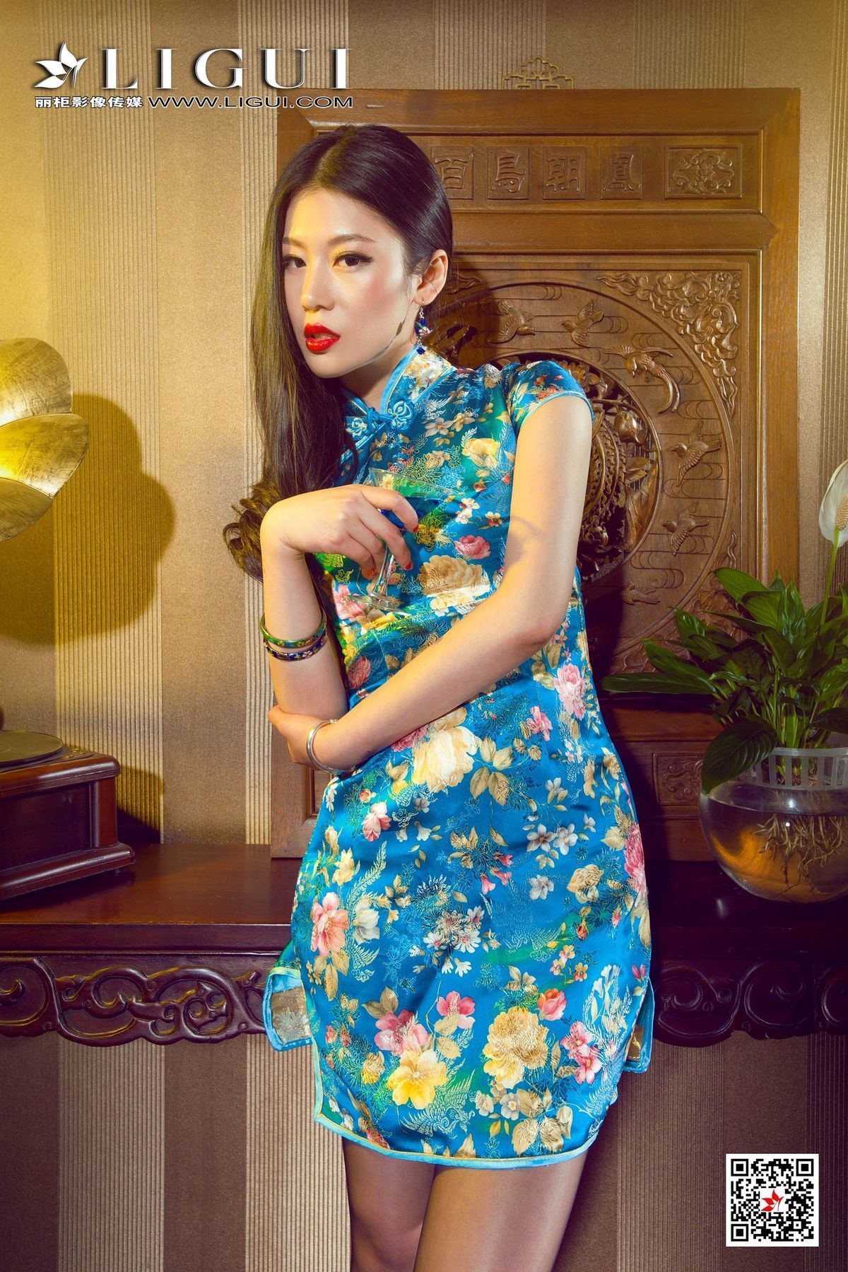 年轻漂亮美女Model佳怡长腿空姐制服丝足上下全集美腿玉足高清大长腿写真图片图片
