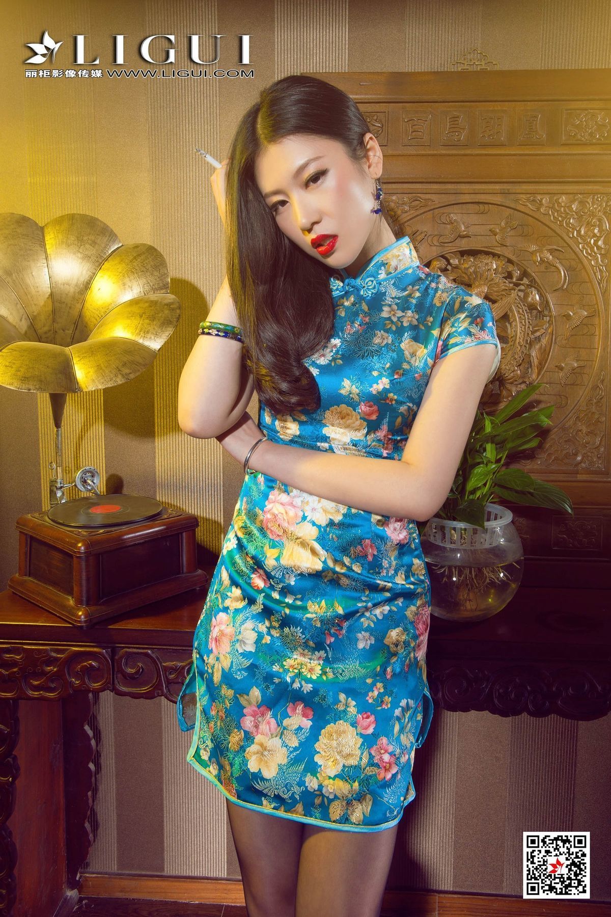 年轻漂亮美女佳怡蓝色妖姬网络丽人高清大长腿美女写真集图片