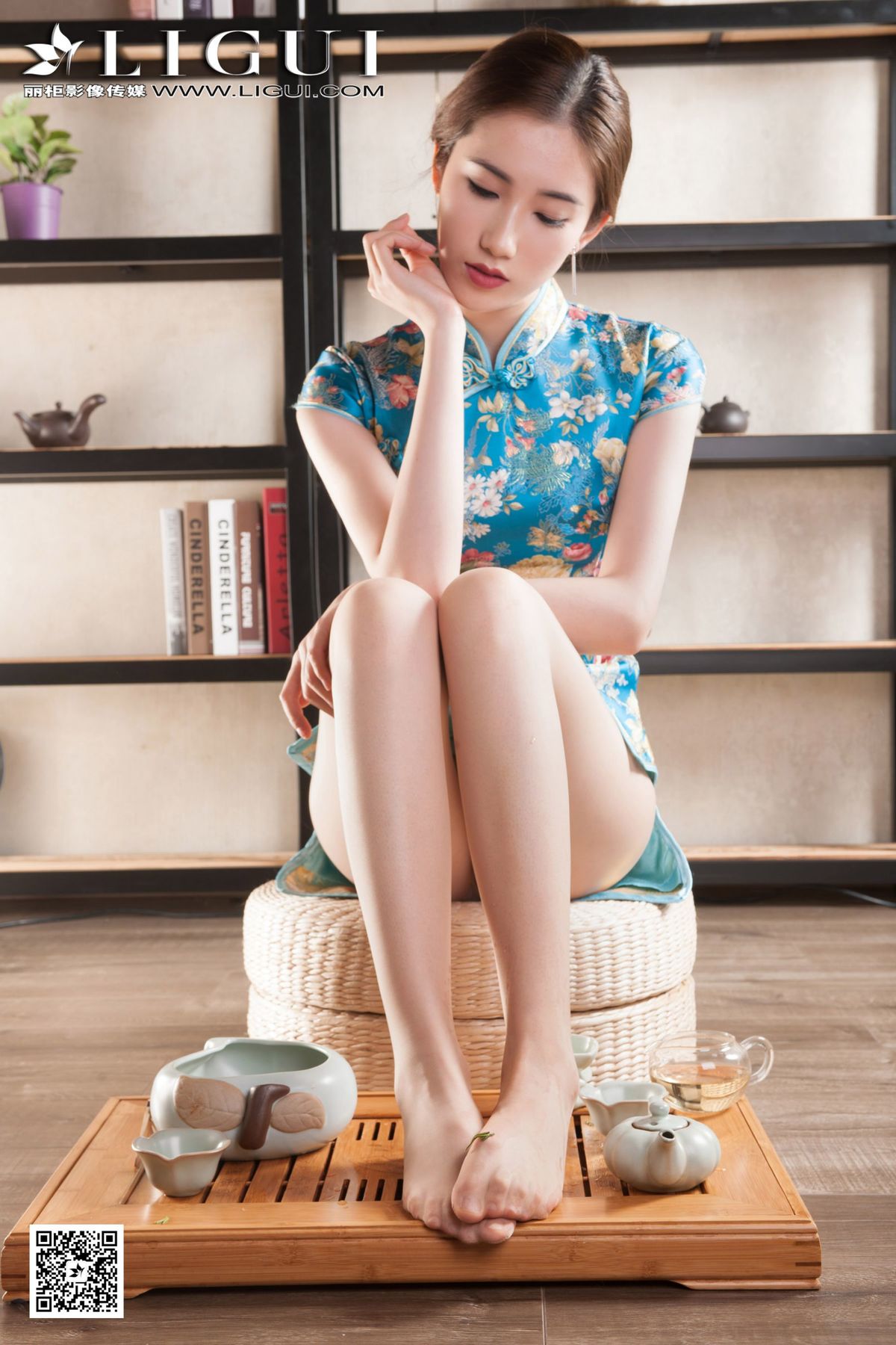 年轻漂亮美女婷婷黑丝香蕉丝足诱惑写真集图片